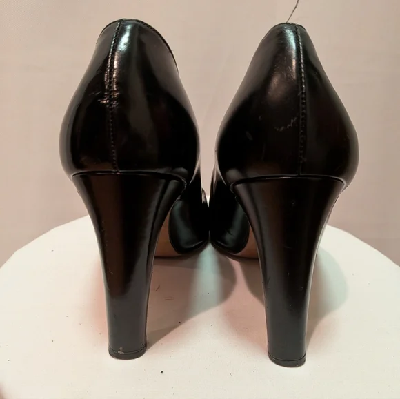 Gucci Classic Black Leather Women's Heels with Metal Accent - Picture 8 of 10